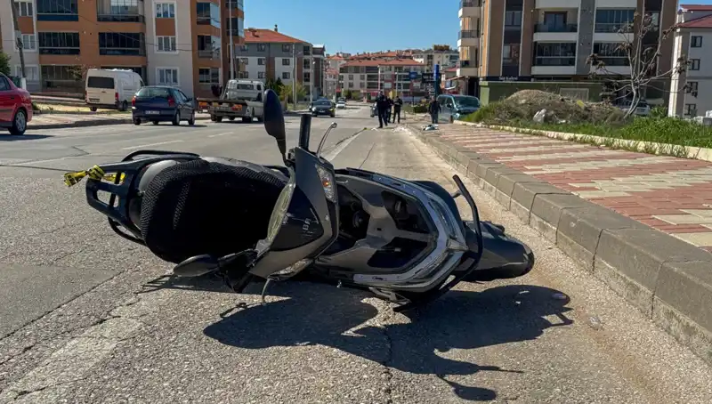 Uşak'ta Motosiklet ile Hafif Ticari Araç Çarpıştı: 1 Kişi Hayatını Kaybetti