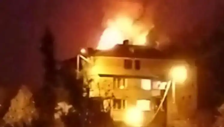 Mahalledeki Saman Dolu Çatı Yangını, Vatandaşları Sokağa Döktü