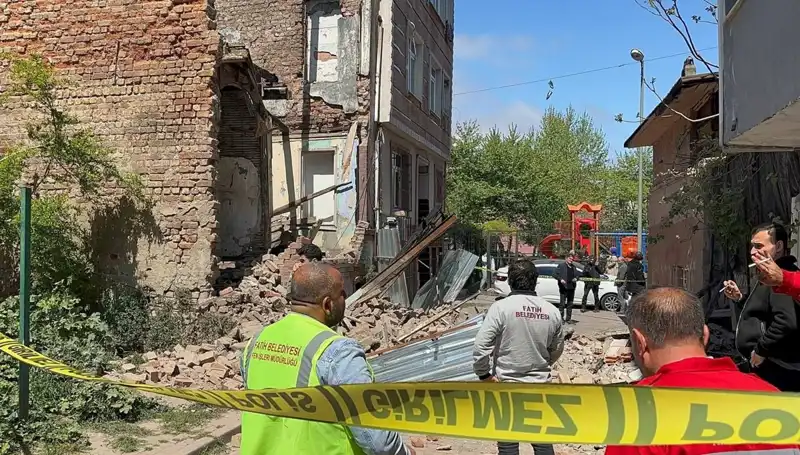 İstanbul’da Deprem: Fatih’te Bina Çöktü, Can Kaybı Var mı?