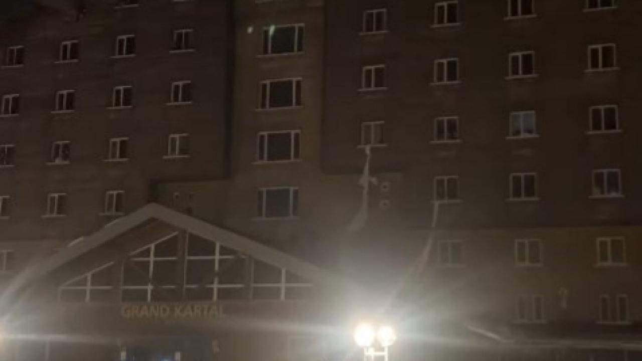 Otel Yangınında Müşteriler Çarşaflarla Kurtulmaya Çalıştı