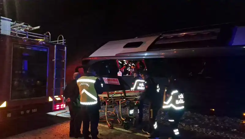 Festival Dönüşünde Feci Kaza: 23 Yaralı Tur Otobüsü Devrildi