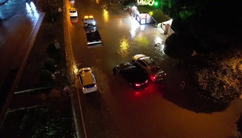 Adana'da Yağmur Alarmı: Cadde ve Yollar Sular Altında Kaldı