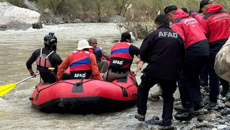 Zap Suyu Kenarında Mahsur Kalan 4 Kişi Kurtarıldı: Detaylar Şok Edici