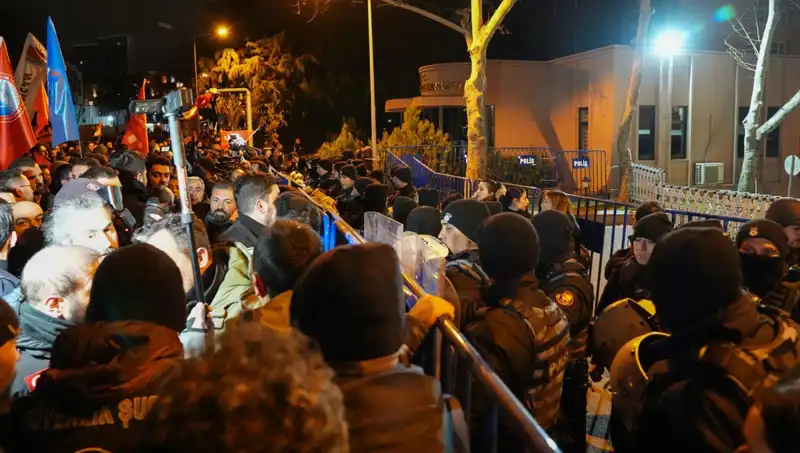 Ekrem İmamoğlu Protestolarında Tansiyon Yükseldi: 16 Polis Yaralandı