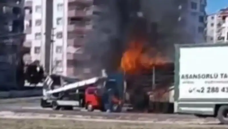 Alev Alev Yanan TIR, Küllere Karıştı: Olay Yeri Korku Dolu Anlara Sahne Oldu