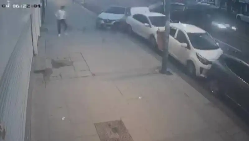 Direksiyon Hakimiyetini Kaybeden Sürücü Park Halindeki Araçlara Çarptı