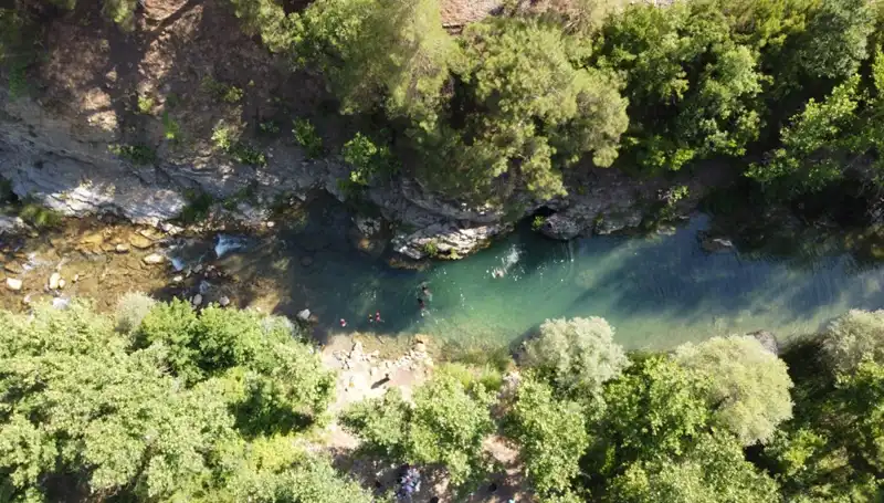 Adana’da Yüzlerce Yaylacı, Sıcaklara Doğal Kaynak Sularında Serinliyor