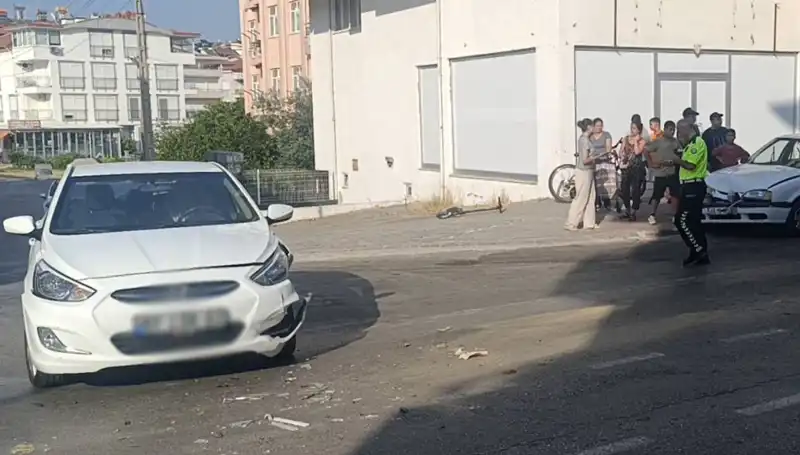 Antalya'da İki Otomobil Çarpıştı: Kaza Anının Gözyaşları ve Yaralılar