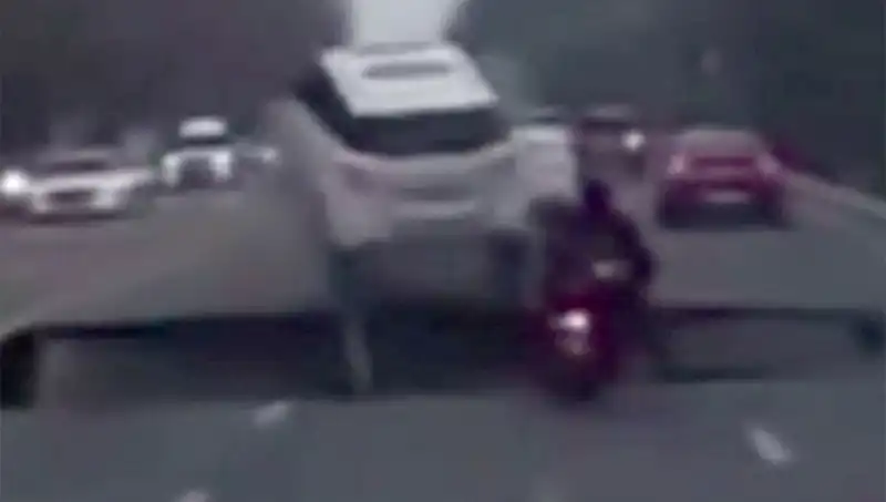 Güney Kore Otoyolunda Şoke Eden Olay: Dev Çukur Motosikleti Yuttu!