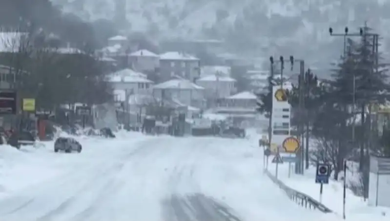 Sertavul Geçidi'nde Kış Şartları: Kar, Tipi ve Sis Ulaşımı Durma Noktasına Getirdi