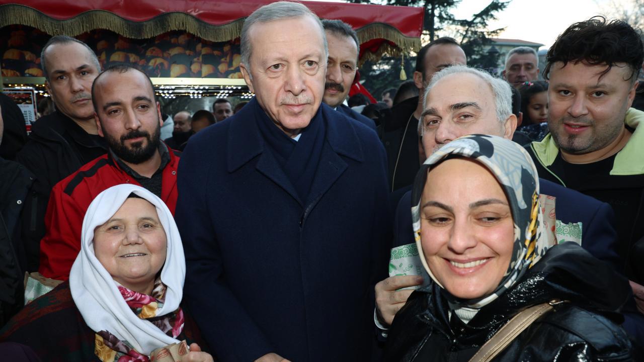 Cumhurbaşkanı Erdoğan Sultanahmet'te Kandil Kutlaması Yaptı