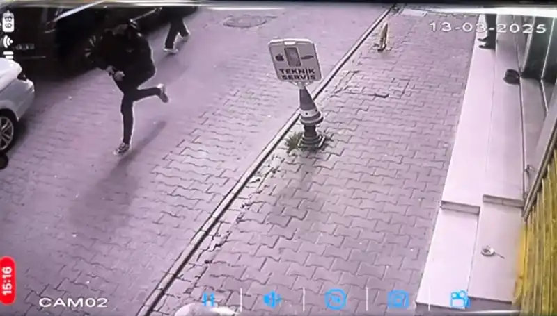 İstanbul'da Korkunç Silahlı Saldırı: Bacağından Yaralanan Genç Hastaneye Kaldırıldı
