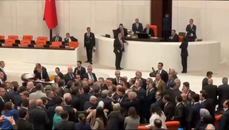 Mecliste İkramiye Krizi: Emekli Maaşları Neden Tartışma Konusu Oldu?