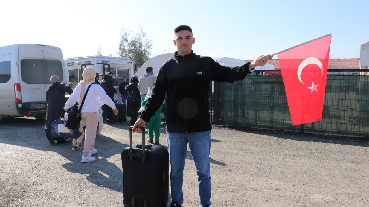 Türkiye'deki Suriyeli mülteci, Suriye'ye Türk bayrağıyla döndü