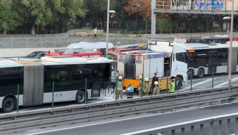 İstanbul Metrobüs Yangını: Trafiği Kilitleyen Olayın Detayları