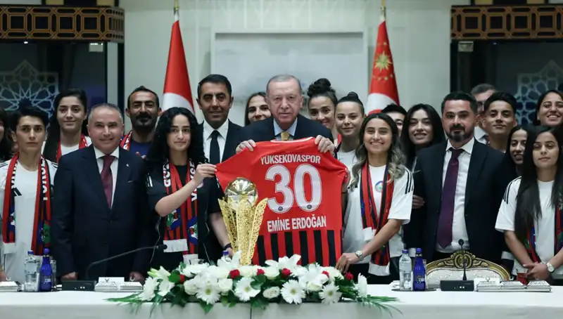 Yüksekovaspor Kadın Futbol Takımı, Cumhurbaşkanı Erdoğan ile Buluştu
