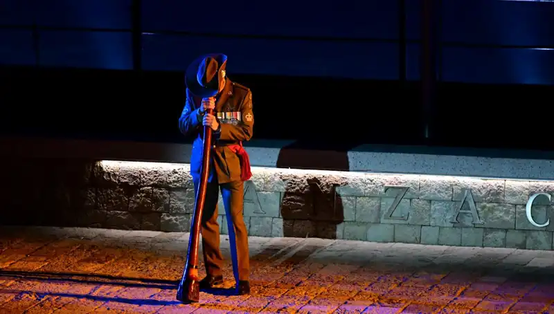 Anzak Koyu'nda Duygu Dolu "Şafak Ayini" Gerçekleşti