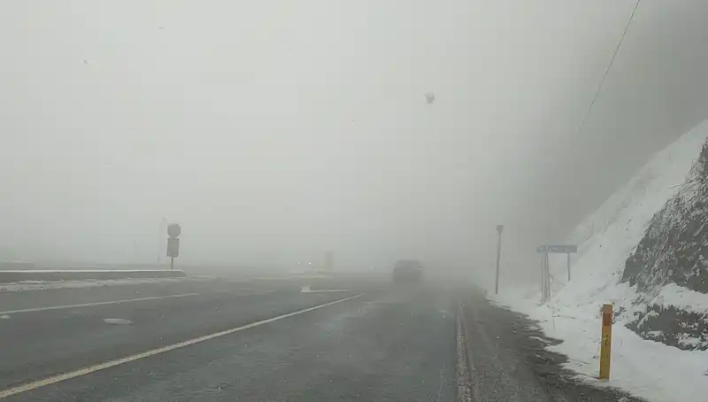 Bolu Dağı'nda Ulaşım Zorluğu: Kar ve Sis Yüzünden Sürücüler Dikkatli Olmalı