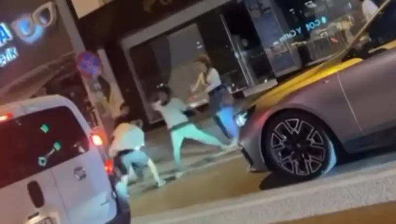 Cadde Boks Ringine Dönüştü: Sokaklarda Yumruklar Uçuşuyor!
