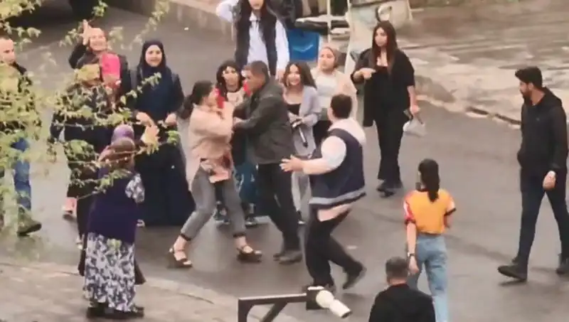 Adliye Önünde Şok Eden Kavga: Tekme ve Yumruklar Gövde Gösterisi Yaptı!