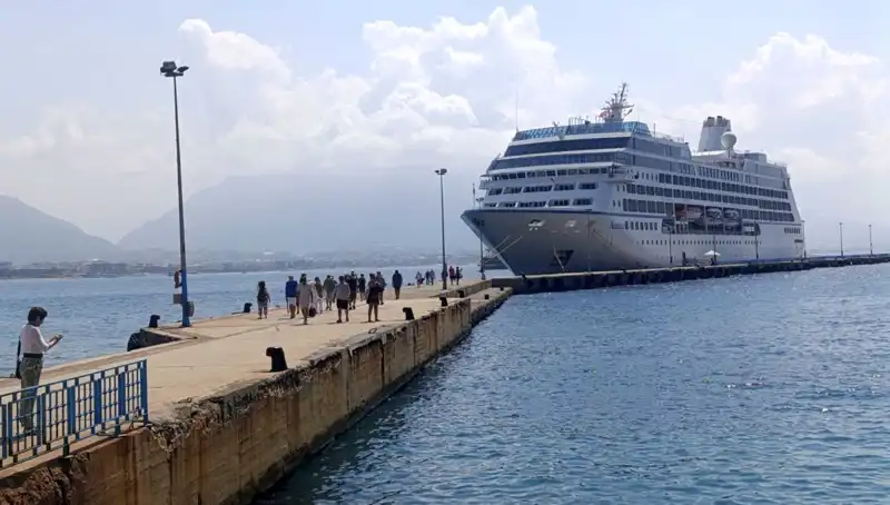 Alanya, Kruvaziyerle Gelen ABD'li Turistleri Ağırladı