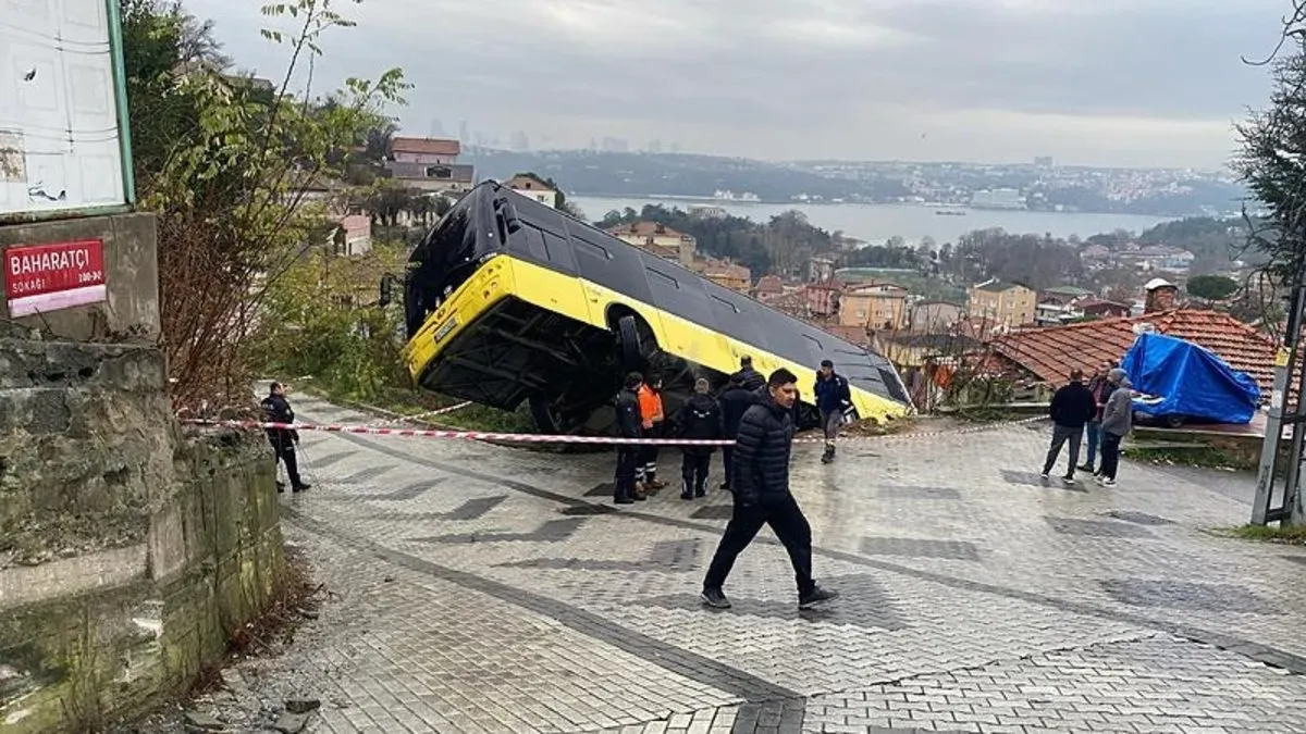 Beykoz’da İETT Otobüsü Fren Faciası: Evin Bahçesine Yuvarlandı