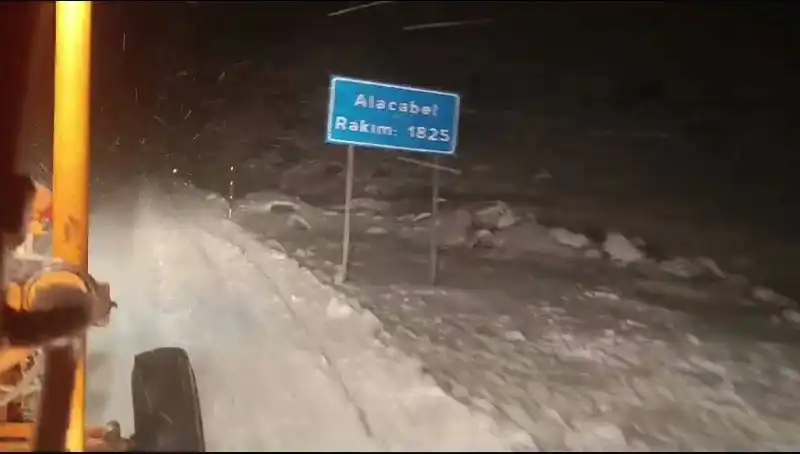 Antalya'da Beklenmedik Kar Sürprizi: Tatilciler Şaşkın