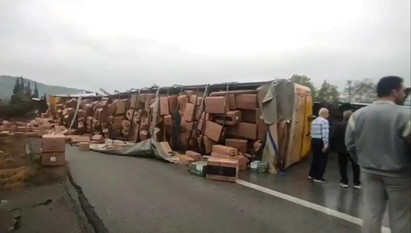 TEM Otoyolu'nda TIR Devrildi: Ankara Yolu Trafiği Tamamen Kapandı!