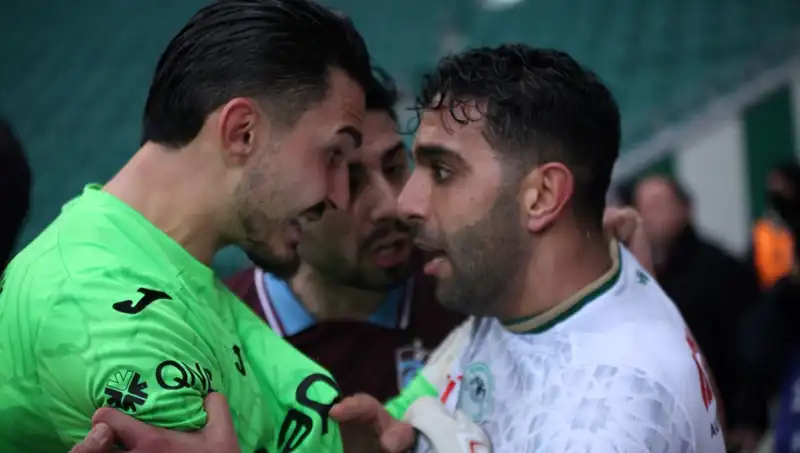 Konyaspor-Trabzonspor Maçında Gerginlik: Uzatmalarda Kavga Çıktı!
