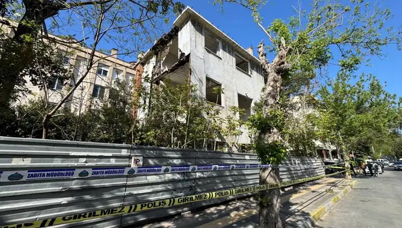 Bakırköy’deki Metruk Bina Depremle Kısmen Çöktü, Vatandaşlar Evsiz Kaldı