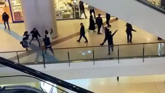 İstanbul'daki AVM'de Yaşanan Şiddet Olayı: Kavga anları kamerada!