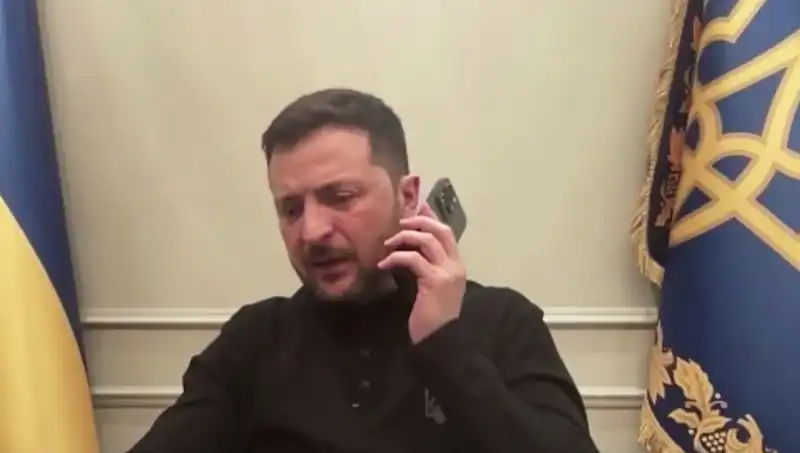 Zelenski'nin Basın Toplantısında Macron’un Sıcak Telefonda Görevli Olması!