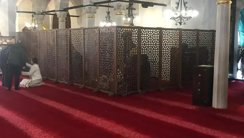 Kadın ve Erkeklerin Yan Yana Teravih Namazı Kıldığı İddiası Gündemde