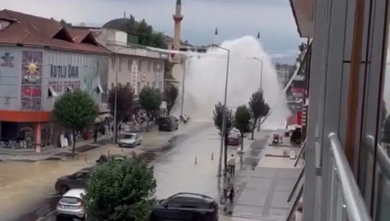 Beklenmedik Su Krizi: Boru Patladı, Şehir Sağa-Sola Suya Doydu
