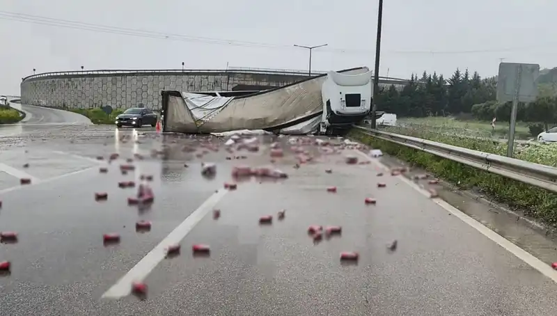 TIR Devrildi: İçkiler Yolda Saçıldı, Trafik Kaza Alanında Kilitlendi