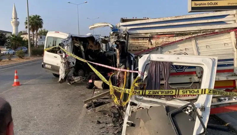 Mersin’de Tatil Yolunda Faciadan Dönüldü: İki Kişi Hayatını Kaybetti, 10 Yaralı