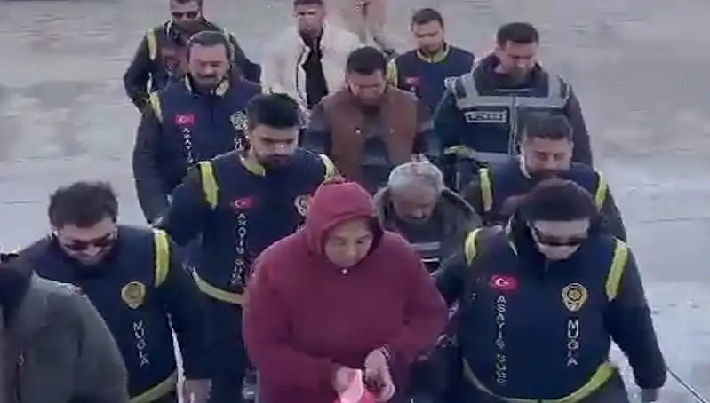 7 Yıl Sonra Ortaya Çıkan Korkunç Gerçek: Çikolata Poşetinin İçindeki Bebek