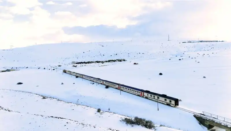 Masalsı Bir Yolculuk: Turistik Doğu Ekspresi ile Karlı Ovalardaki Macera