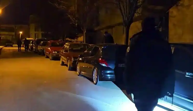 Park Halindeki Araçlara Saldıran Hırsızlar Kameralara Yakalandı