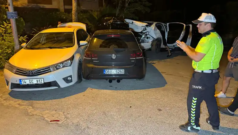 Alkollü Sürücü, Sokağı Savaş Alanına Çevirerek Üç Araca Çarptı