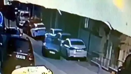 Esenyurt'ta Park Halindeki Araçlara Çarpan Sürücü Kaçtı!