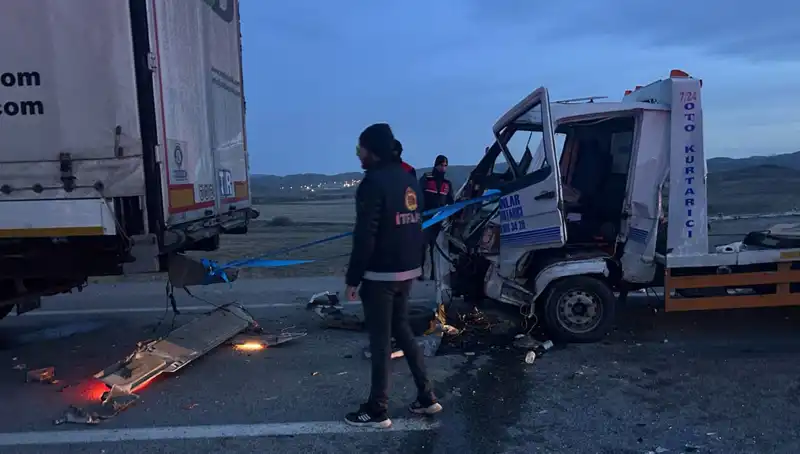 Kazaya Yardım Ederken Gelen Çekici Faciası: Biri Ağır, Üç Yaralı