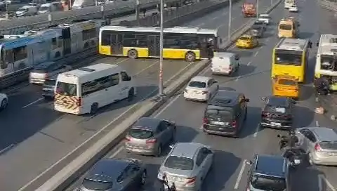 Trafikte Şok Edici Kaza: İETT Otobüsü İki Aracı Sürükledi
