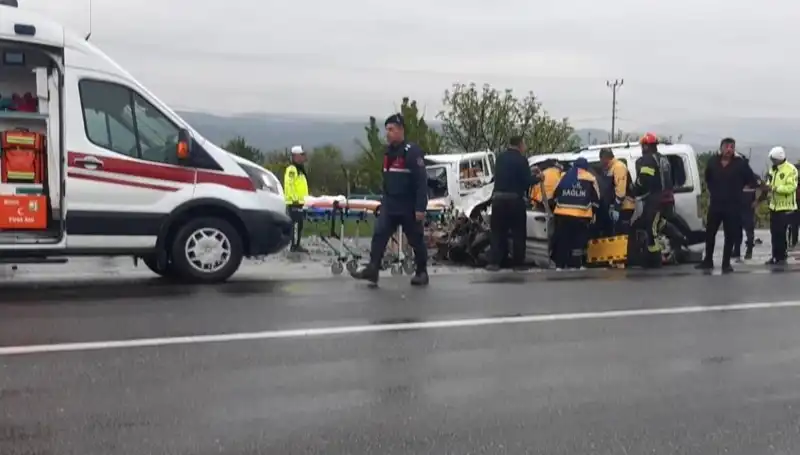 Denizli'de İki Araç Kafa Kafaya Çarpıştı: Feci Kazanın Ayrıntıları