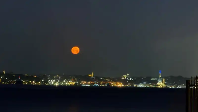 Çilek Dolunayı İstanbul'u Aydınlattı: Büyüleyici Manzaralar