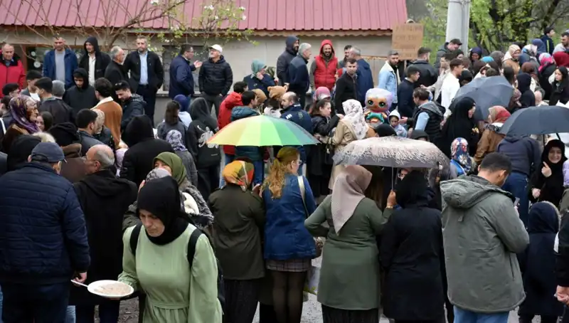 Bayram Geleneği Canlı Tutuluyor: 12 Bin Kişi Bir Araya Geldi