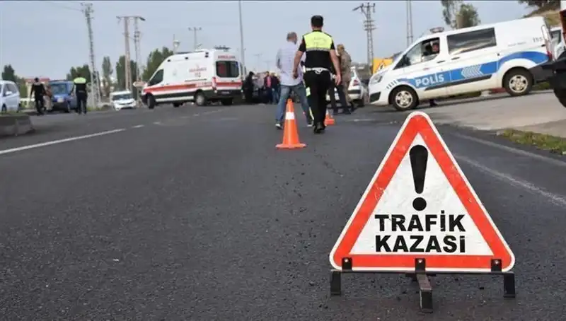 Antalya'da Otomobil Kanal Tarafına Devrildi: 2 Yaralı!