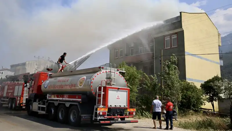 Çatı Katında Çıkan Yangın, Mahallede Korku Dolu Anlar Yaşattı