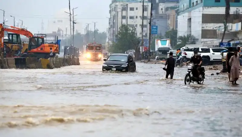 Pakistan'da Muson Yağmurları Felaketi: Gözyaşları ve Kayıplar Arasında Kalanlar
