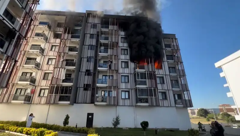 Çanakkale'de Korkutan Yangın: Geceyi alevlerle Geçiren Vatandaşlar